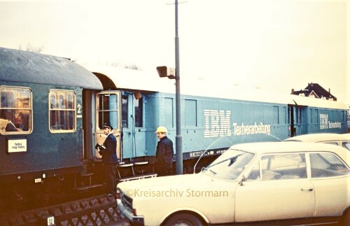 Bye-667_DRG_DRB_C4ye-36_B4ye-3650_IBM_Werbezug_Hechtwagen_bahnhof_bad_oldesloe_1974-2.jpg
