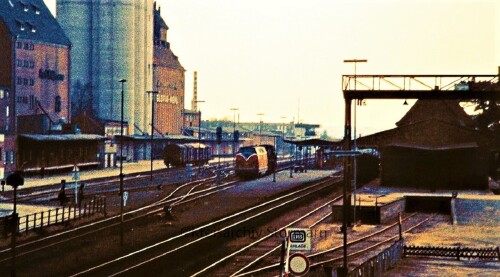 bahnhof_bad_oldesloe_1979_BR_220_V-200_mit_Dampflok_zur_Verschrottung.jpg