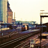 bahnhof_bad_oldesloe_1979_BR_220_V-200_mit_Dampflok_zur_Verschrottung