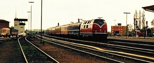 tee_merkur_1974_Zugzusammenstellung_Eroffnungszug_V_200_BR_221_6_waggons.jpg