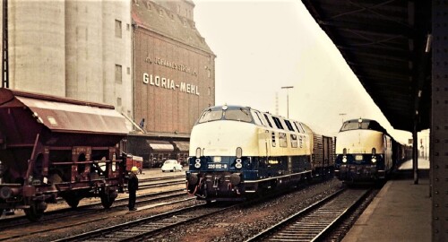 BR_220_060_ozeanblau_1975_Bahnhof_Bad_Oldesloe_rangieren_Begegnung-1.jpg