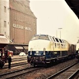 BR_220_060_ozeanblau_1975_Bahnhof_Bad_Oldesloe_rangieren_Begegnung-1