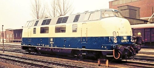 BR_220_060_ozeanblau_1975_Bahnhof_Bad_Oldesloe_rangieren_Begegnung-2.jpg