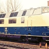 BR_220_060_ozeanblau_1975_Bahnhof_Bad_Oldesloe_rangieren_Begegnung-2