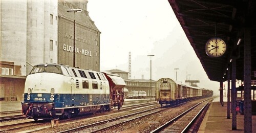BR_220_060_ozeanblau_1975_Bahnhof_Bad_Oldesloe_rangieren_Begegnung-3.jpg