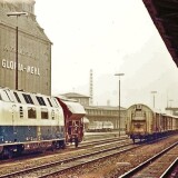 BR_220_060_ozeanblau_1975_Bahnhof_Bad_Oldesloe_rangieren_Begegnung-3