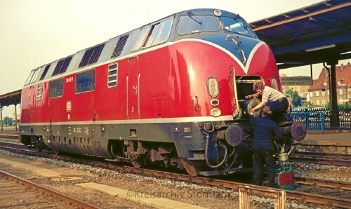 BR_220_schmieren_Fronttur_Dampfheizung_Bahnhof_Bad_Oldesloe_1975_V200-1.jpg