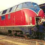 BR_220_schmieren_Fronttur_Dampfheizung_Bahnhof_Bad_Oldesloe_1975_V200-1