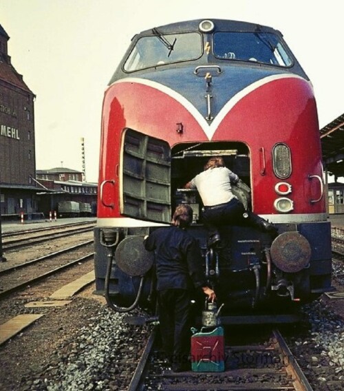 BR_220_schmieren_Fronttur_Dampfheizung_Bahnhof_Bad_Oldesloe_1975_V200-2.jpg