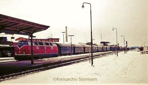 BR_221_Bauzug_ozenablau_Bahnhof_Bad_Oldesloe_1975_V200.1.jpg