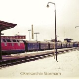 BR_221_Bauzug_ozenablau_Bahnhof_Bad_Oldesloe_1975_V200.1