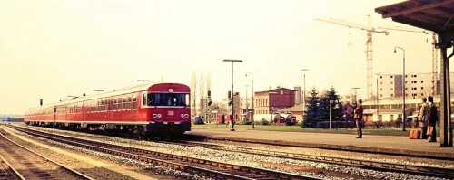 BR_624_VT_24_Bahnhof_Bad_Oldesloe_1975_Bahnsteig_Durchfahrt.jpg