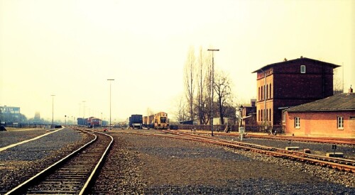 Bahnhof_Bad_Oldesloe_1975_Schleifzug_Gleiszug_Bahn_Bautrupp_gelb-1.jpg