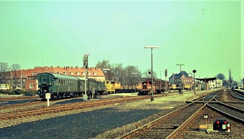 Bahnhof_Bad_Oldesloe_1975_Schleifzug_Gleiszug_Bahn_Bautrupp_gelb-2.jpg