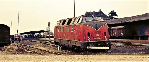 Entgleisung_1975_BR_220_V200_Prellbock_Bahnhof_Bad-Oldesloe_Betriebsunfal-2.jpg