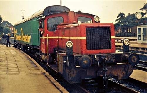 Rollender_Weinkeller_Hechtwagen_Bahnhof_Bad_Oldesloe_1975_BR_332_Kof_3.jpg