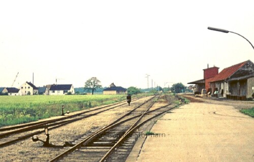 Ruhen_Bahnhof_1974_Brome_Bahnhof_Mak_Triebwagen_Endbahnhof_Weiche_Bahnhofsgebaude-1.jpg