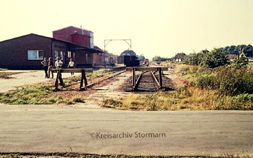 Ruhen_Bahnhof_1974_Brome_Bahnhof_Mak_Triebwagen_Prellbock_Endbahnhof_Bahnhofsgebaude-2.jpg