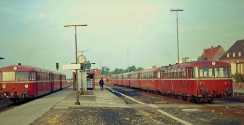 VT_98_BR_798_998_Schienenbus_Bahnhof_Bad_Oldesloe_1975.jpg