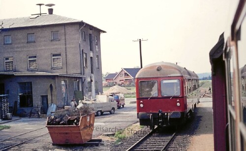 Amelinghausen_Bahnhof_1975_Mak_Triebwagen_Beiwagen-2.jpg