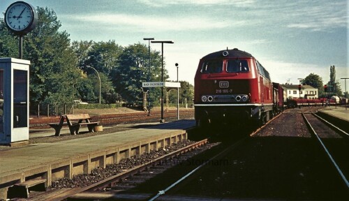 BR_218_185_Guterzug_purpurrot_DB_Bahnhof_Bad_Oldesloe_1977.jpg
