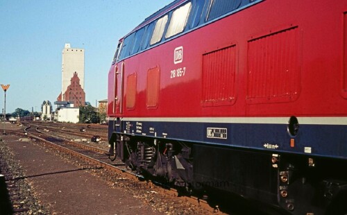 BR_218_185_purpurrot_DB_Bahnhof_Bad_Oldesloe_1977-2.jpg