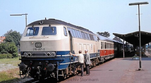 BR_218_457_Bahnhof_Gerhard_Stoltenberg_Wahlkampf_Tour_Heimatort_Bad_Oldesloe_1977_Sonderzug_TEE_BAvaria_Trans_Europ_Express-0.jpg