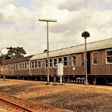 BR_220.0-V_200_n_Wagen_Silberling_Notfallbahnsteig_Baustelle_rot_DB_Bahnhof_Bad_Oldesloe_1977-1