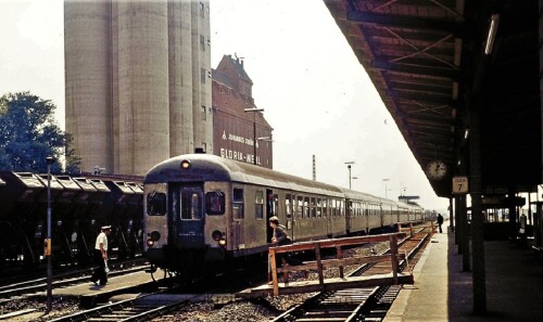 BR_220.0-V_200_n_Wagen_Silberling_Notfallbahnsteig_Baustelle_rot_DB_Bahnhof_Bad_Oldesloe_1977-2.jpg