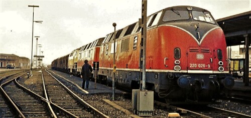 BR_220_V200_Bahnhof_Bad_Oldesloe_1979_Doppelbespannung_Dreifachspann-1.jpg