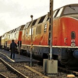BR_220_V200_Bahnhof_Bad_Oldesloe_1979_Doppelbespannung_Dreifachspann-1