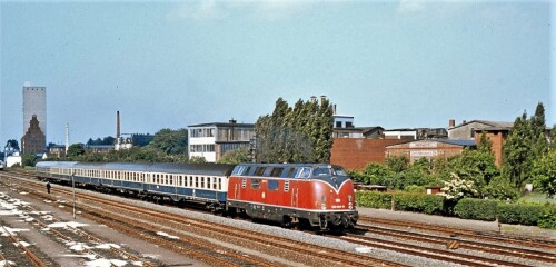 BR_220_V200_Bahnhof_Bad_Oldesloe_1979_Eilzug_Mitteleinstiegswagen_ozeanblau.jpg