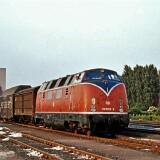 BR_220_V200_Bahnhof_Bad_Oldesloe_1979_Guterzug