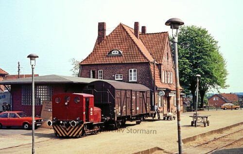 Deutz_33013_VBV_201_Amelinghausen_Bahnhof_1975_Kleinlok_Rangierlok_OHE.jpg