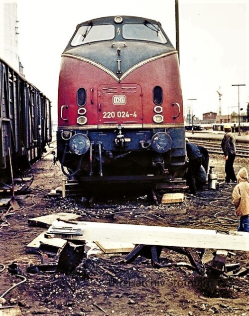 Entgleisung_Aufgleisung_V_200_BR_220_Bahnhof_-Bad_Oldesloe_Prellbock_uberfahren_1974-11.jpg