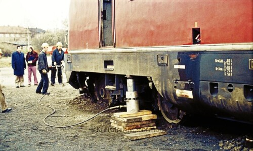 Entgleisung_Aufgleisung_V_200_BR_220_Bahnhof_-Bad_Oldesloe_Prellbock_uberfahren_1974-6.jpg