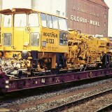Gleisstopfmaschine_Matissa_133_Bahnhof_Bad_Oldesloe_1975_Schleifzug_Gleiszug_Bahn_Bautrupp_gelb