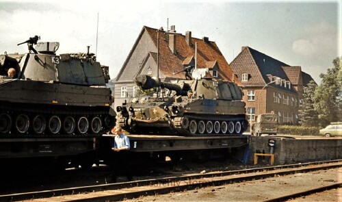 Herbstmanover_Militartransport_Zug_Bahnhof_Bad_Oldesloe_1979_danische_Streitkrafte.jpg