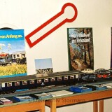 Model_Autoreisezug_1zu8_1.-Klasse_Handmodell_DER_Reiseburo_DB_Bahnhof_Bad_Oldesloe_1977-1