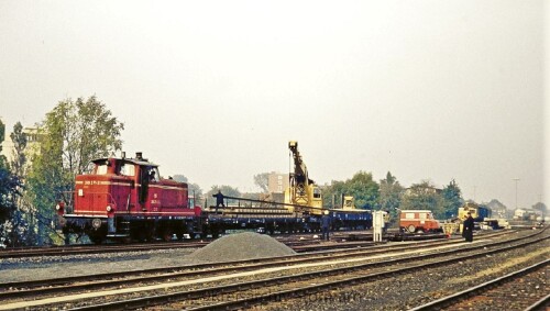 Schienenrehkran_BR_260_Bauzug_Bahnhof_Bad_Oldesloe_1976_Gleisvorfeld.jpg