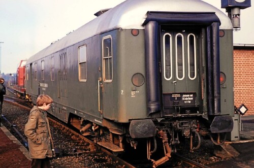 Soltau_Bahnof_1975_BR_265_V_65_Gepackwagen_chromoxydgrun.jpg