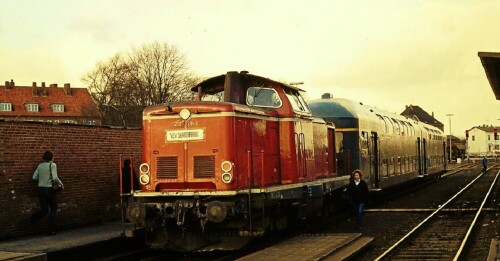 1980_BR_211_Doppelstockwagen_DAB_6_LBE_BR_212_Bahnhof_Bad_Oldesloe-1.jpg