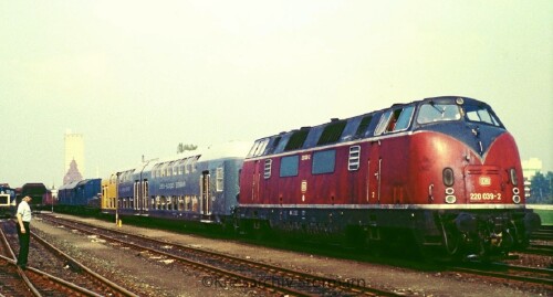 1980_BR_220_Doppelstockwagen_DAB_6_LBE_BR_212_Bahnhof_Bad_Oldesloe.jpg