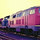 1980_DoppeltraktioN_BR_218_249_BR_212_ozeanblau_purpurrot_Guterzug_Bahnhof_Bad_Oldesloe_V160_V100-1