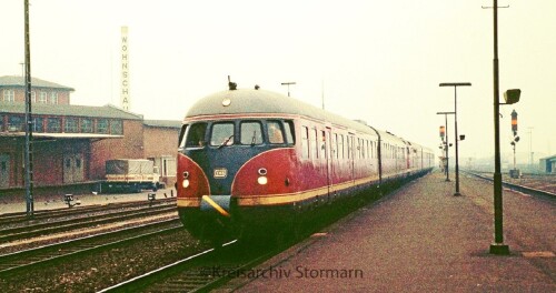 1982_VT_08.5-12.5_BR_608_DB_Triebzug_Bahnhof_Bad_Oldesloe_1982.jpg
