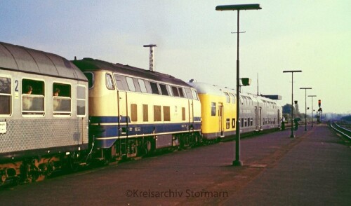 1986_BR_218_Doppelstockwagen_DAB_6_LBE_Bahnhof_Bad_Oldesloe_Silberling_N_Wagen.jpg