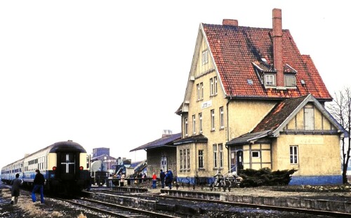 BR_212_Gesellschaftswagen_WGmh__Silberlinge_Ueze_Bahnhof_Ehlershausen1984-2.jpg