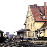 BR_212_Gesellschaftswagen_WGmh__Silberlinge_Ueze_Bahnhof_Ehlershausen1984-2