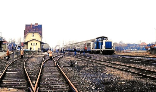 BR_212_Gesellschaftswagen_WGmh__Silberlinge_Ueze_Bahnhof_Ehlershausen1984-3.jpg