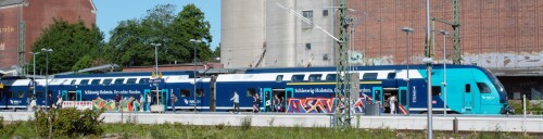 BR_445_BR_446_Stadler_Kiss_Nah_S._H.-Schleswig_Holstein_Regionalzug_blau_2023_06_Bad_Oldesloe_Bahnhof_ZOB-17.jpg